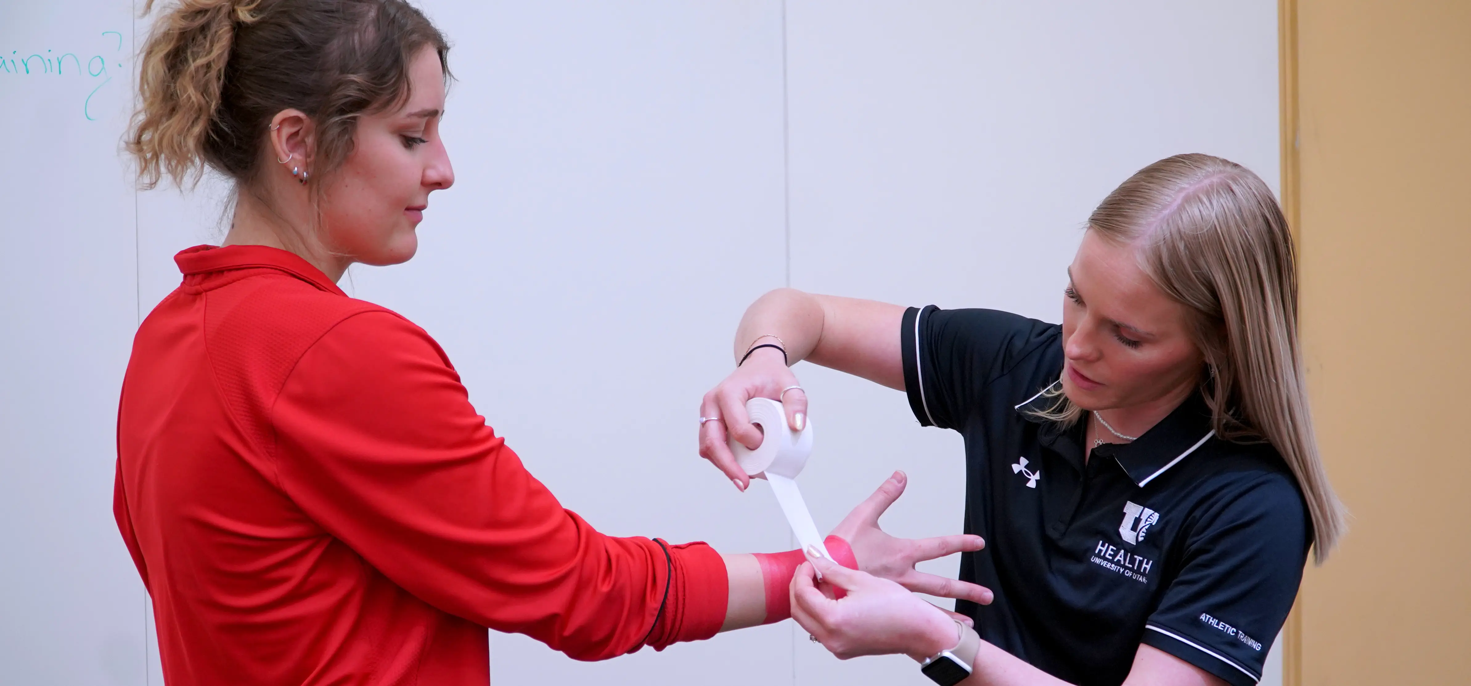 Teaching a student how to apply bandage